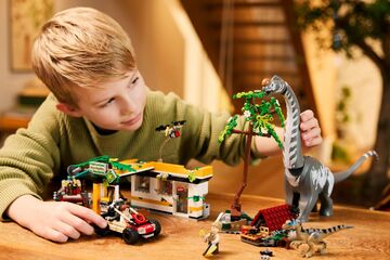 LEGO® Raptor & Titanosaurus Tracking Mission
