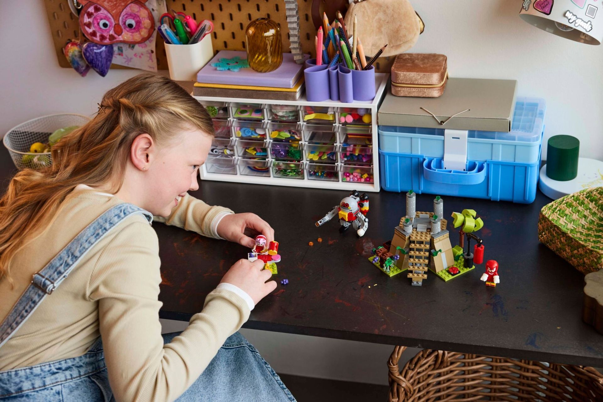 LEGO® Knuckles and the Master Emerald Shrine