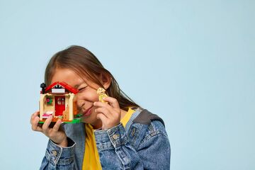 LEGO® Goldie's Cozy House