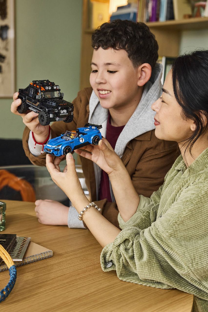 LEGO® Jaguar Project 7 & Land Rover Defender