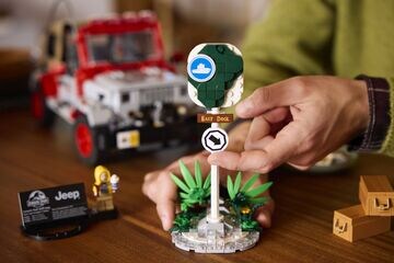 LEGO® Jurassic Park Jeep® Wrangler